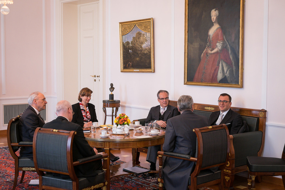 Bundespräsident Joachim Gauck im Gespräch mit dem Botschafter der ehemaligen jugoslawischen Republik Mazedonien, Sasho Markovski, anlässlich der Akkreditierung von Botschaftern in Schloss Bellevue