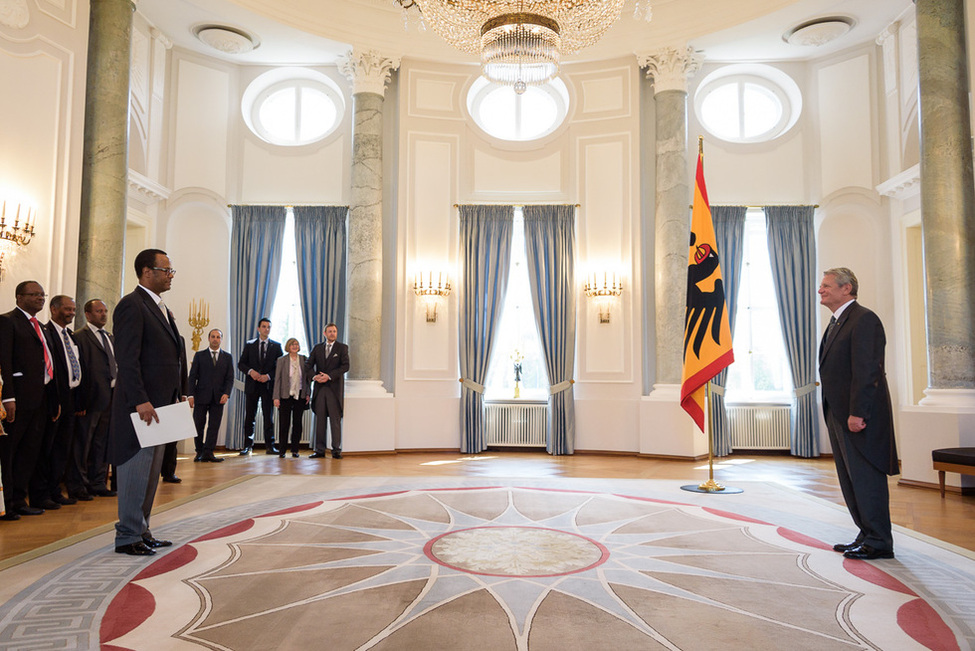 Bundespräsident Joachim Gauck empfängt das Beglaubigungsschreiben von Kuma Demeksa Tokon aus der Demokratischen Bundesrepublik Äthiopien anlässlich der Botschafterakkreditierung