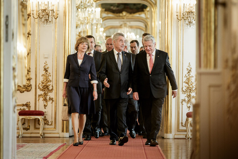 Bundespräsident Joachim Gauck und Daniela Schadt gemeinsam mit dem österreichischen Bundespräsidenten Heinz Fischer auf dem Weg zu den Feierlichkeiten anlässlich des 70. Jahrestages der Gründung der 2. Republik Österreich