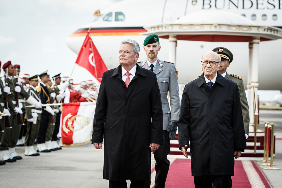 Bundespräsident Joachim Gauck bei der Begrüßung mit militärischen Ehren durch den Präsidenten der Tunesischen Republik, Béji Caïd Essebsi, auf dem Flughafen in Tunis anlässlich des Staatsbesuchs in der Tunesischen  Republik