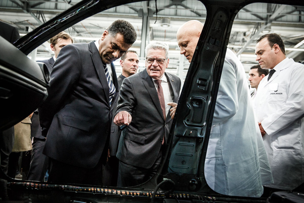 Bundespräsident Joachim Gauck bei der Besichtigung eines Werks des Automobilzulieferers Dräxlmaier in Siliana anlässlich des Staatsbesuchs in der Tunesischen Republik