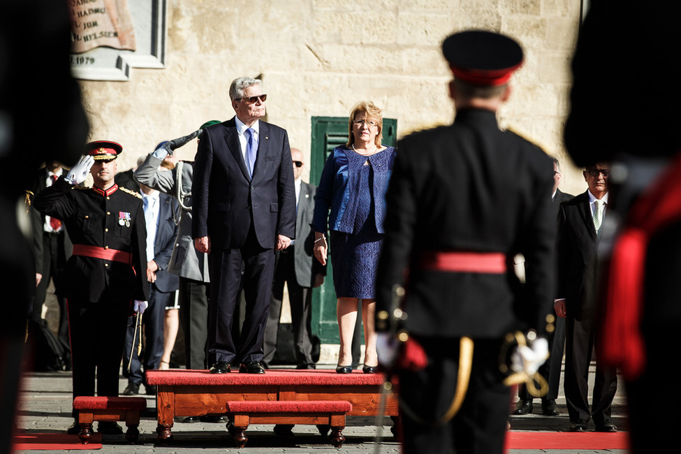 Bundespräsident Joachim Gauck bei der Begrüßung mit militärischen Ehren durch die Präsidentin der Republik Malta, Marie-Louise Coleiro-Preca, anlässlich des Staatsbesuchs in der Republik Malta