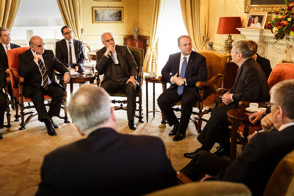 Bundespräsident Joachim Gauck im Gespräch mit dem Premierminister der Republik Malta, Dr. Joseph Muscat, in Valletta anlässlich des Staatsbesuchs in der Republik Malta