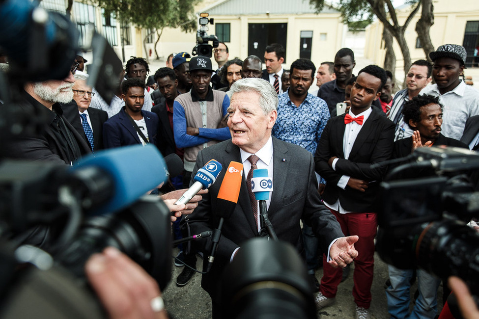 Bundespräsident Joachim Gauck bei der Begegnung mit der Presse nach dem Besuch im Offenen Flüchtlingszentrum in Marsa anlässlich des Staatsbesuchs in der Republik Malta