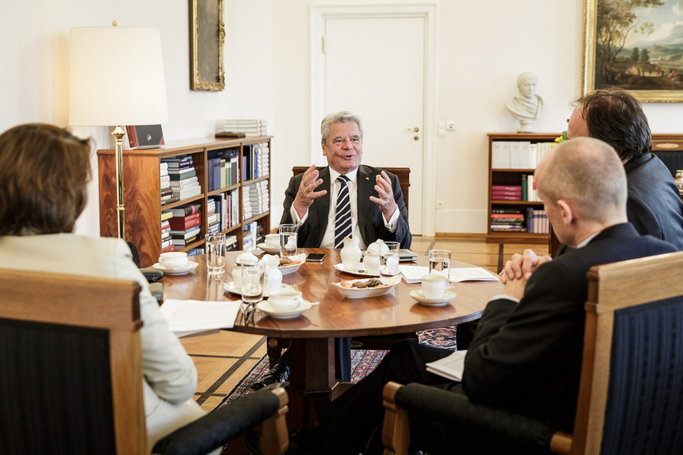 Bundespräsident Joachim Gauck im Austauch mit den Journalisten Constanze von Bullion, Nico Fried und Wolfgang Krach im Amtzimmer in Schloss Bellevue