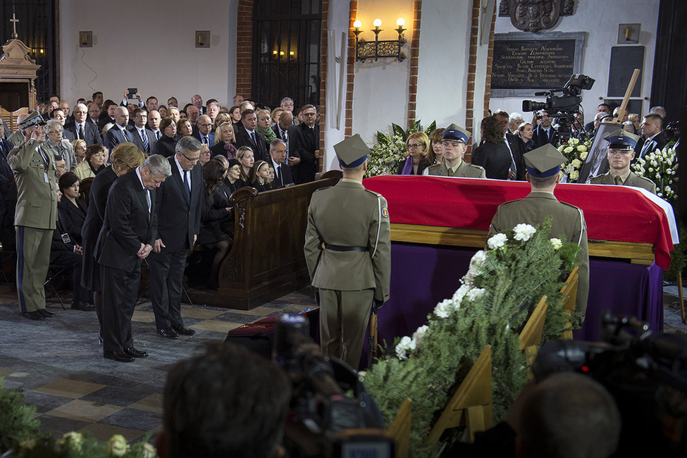 Bundespräsident Joachim Gauck beim Gedenken gemeinsam mit Bronisław Komorowski in der Johanneskathedrale in Warschau anlässlich des Trauergottesdienst für Władysław Bartoszewski 