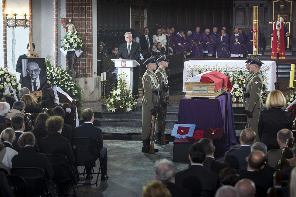 Bundespräsident Joachim Gauck hält eine Ansprache in der Johanneskathedrale in Warschau anlässlich des Trauergottesdienst für Władysław Bartoszewski 