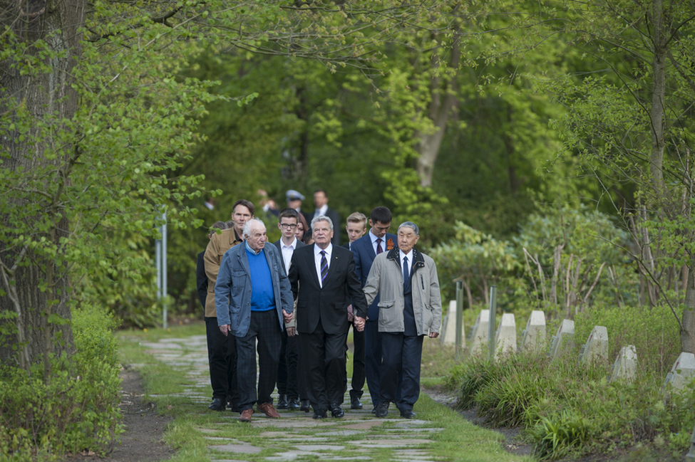 Bundespräsident Joachim Gauck beim Gang mit Überlebenden, Angehörigen und Schülern zu den Grabstätten in Schloß Holte-Stukenbrock anlässlich der Gedenkveranstaltung zum 70. Jahrestag des Endes des Zweiten Weltkrieges