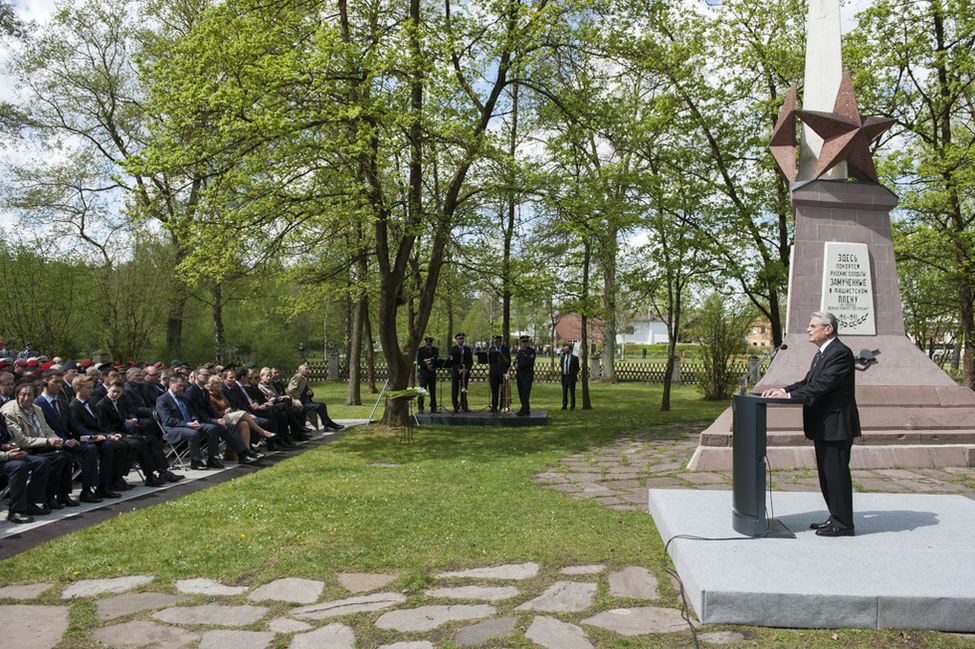 Bundespräsident Joachim Gauck hält eine Rede auf dem Ehrenfriedhof sowjetischer Kriegstoter in Schloß Holte-Stukenbrock anlässlich einer Gedenkveranstaltung zum 70. Jahrestag des Endes des Zweiten Weltkrieges
