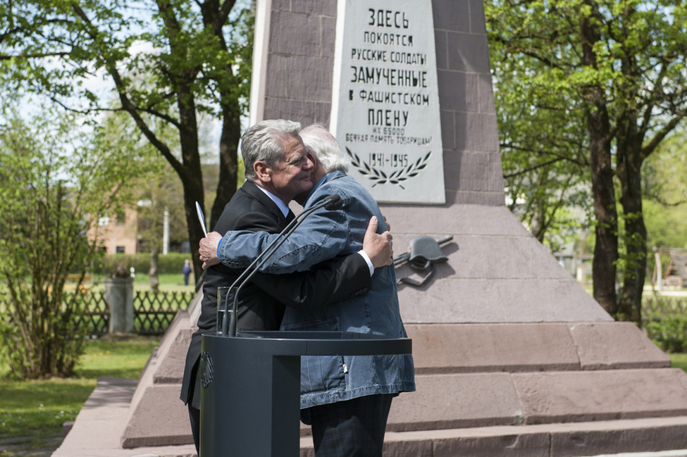 Bundespräsident Joachim Gauck bei einer Begegnung mit dem Überlebenden Lev Frankfurt auf dem Ehrenfriedhof sowjetischer Kriegstoter in Schloß Holte-Stukenbrock anlässlich der Gedenkveranstaltung zum 70. Jahrestag des Endes des Zweiten Weltkrieges