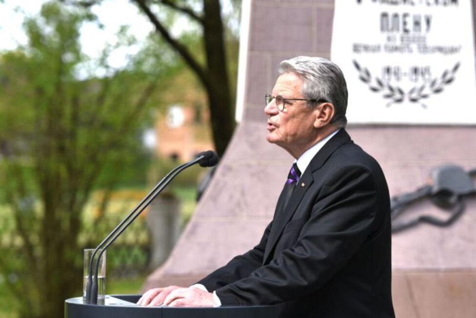 Bundespräsident Joachim Gauck hält eine Rede auf dem Ehrenfriedhof sowjetischer Kriegstoter in Schloß Holte-Stukenbrock anlässlich einer Gedenkveranstaltung zum 70. Jahrestag des Endes des Zweiten Weltkrieges