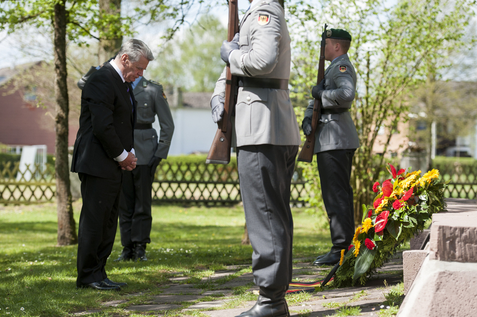 Bundespräsident Joachim Gauck bei der Kranzniederlegung auf dem Ehrenfriedhof in Schloß Holte-Stukenbrock anlässlich der Gedenkveranstaltung zum 70. Jahrestag des Endes des Zweiten Weltkrieges