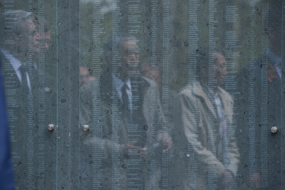 Bundespräsident Joachim Gauck bei der Enthüllung der Namensstele für sowjetische Tote des Stalag 326 (VI K) auf dem Ehrenfriedhof in Schloß Holte-Stukenbrock anlässlich der Gedenkveranstaltung zum 70. Jahrestag des Endes des Zweiten Weltkrieges