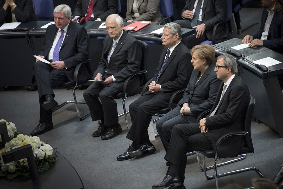 Bundespräsident Joachim Gauck bei der Gedenkstunde von Bundestag und Bundesrat zum 70. Jahrestag des Endes des Zweiten Weltkrieges im Deutschen Bundestag mit Vertretern der Verfassungsorgane und dem Historiker Heinrich August Winkler