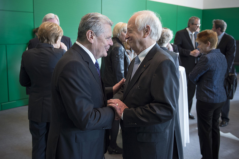 Bundespräsident Joachim Gauck beim Austausch mit dem Historiker Heinrich August Winkler im Deutschen Bundestag anlässlich der Gedenkstunde von Bundestag und Bundesrat zum 70. Jahrestag des Endes des Zweiten Weltkrieges