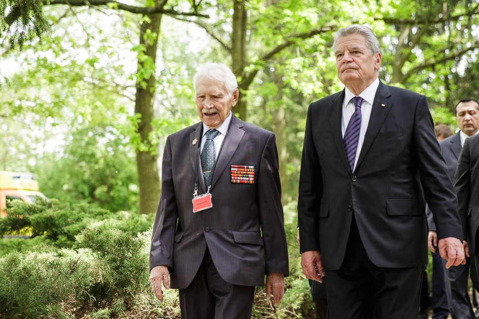 Bundespräsident Joachim Gauck bei einer Begegnung mit dem russischen Kriegsveteranen Wakulischin Grigorij 