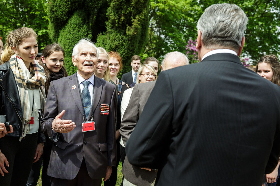 Bundespräsident Joachim Gauck im Gespräch mit Schülern des Karl-Liebknecht-Gymnasiums aus Frankfurt/Oder und russischen Kriegsveteranen in der Kriegsgräberstätte in Lebus anlässlich einer Gedenkfeier zum 70. Jahrestag des Endes des Zweiten Weltkrieges