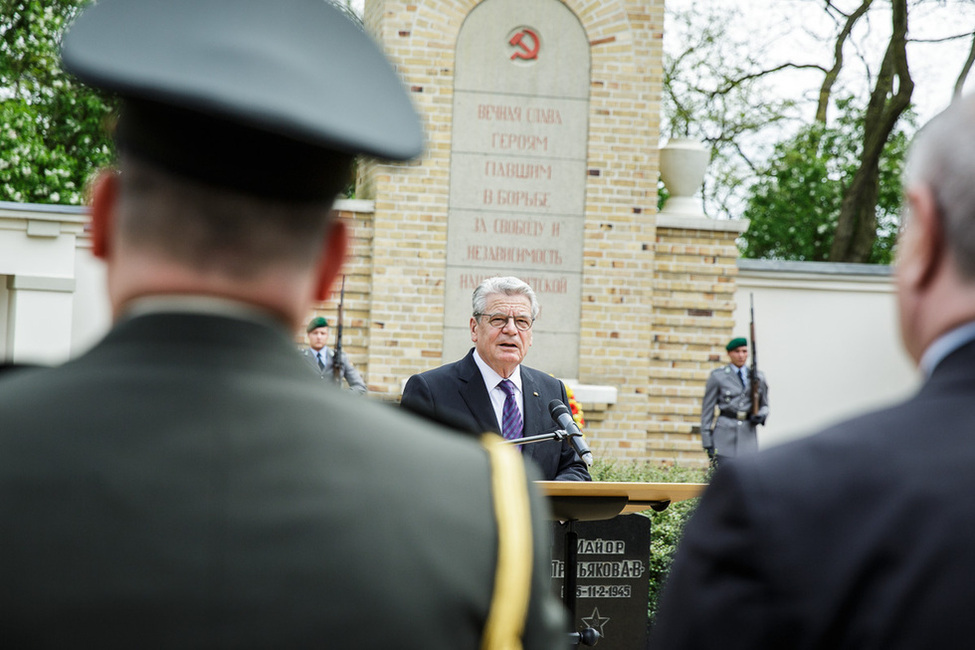 Bundespräsident Joachim Gauck hält eine Ansprache zum 70. Jahrestag des Endes des Zweiten Weltkrieges in der Kriegsgräberstätte in Lebus