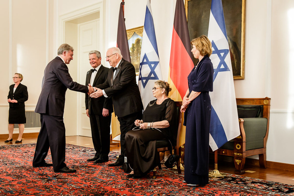 Bundespräsident Joachim Gauck und Daniela Schadt beim Defilee der Gäste des Staatsbanketts zu Ehren des Präsidenten des Staates Israel Reuven Rivlin in Schloss Bellevue anlässlich des Staatsbesuchs