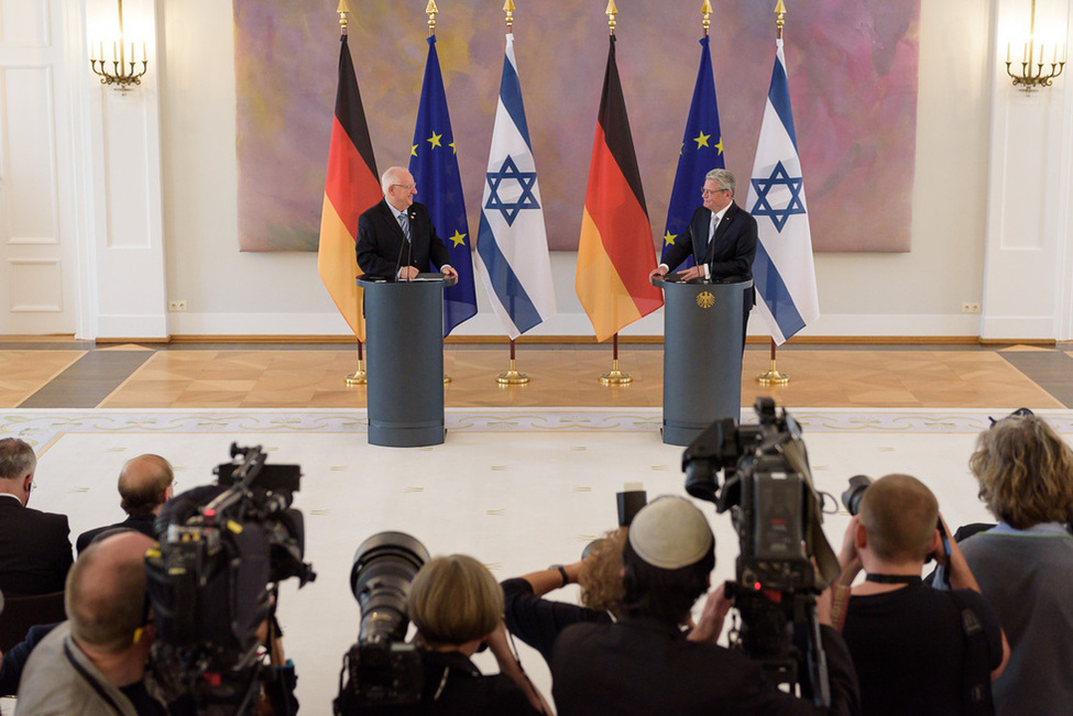 Bundespräsident Joachim Gauck und der israelische Präsident Reuven Rivlin bei einer Pressebegegnung im Großen Saal in Schloss Bellevue anlässlich des Staatsbesuchs des Präsidenten des Staates Israel