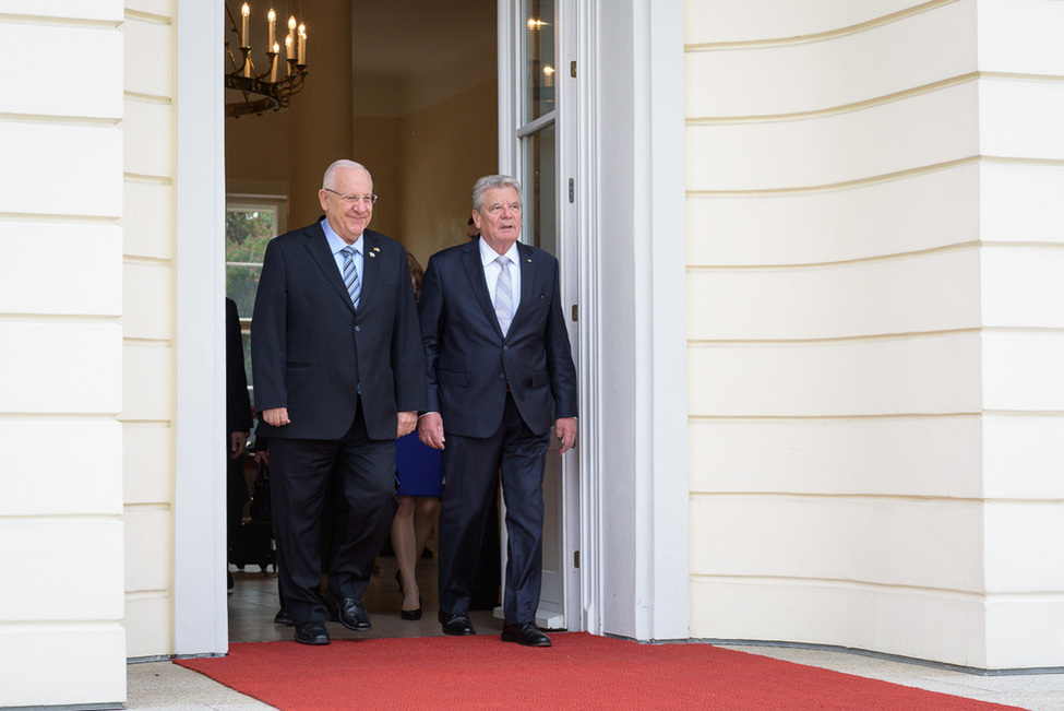 Bundespräsident Joachim Gauck beim Gang mit dem israelischen Präsidenten Reuven Rivlin zu den militärischen Ehren in Schloss Bellevue anlässlich des Staatsbesuchs des Präsidenten des Staates Israel