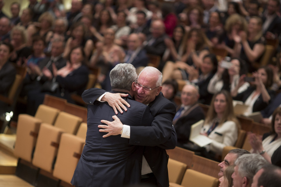 Bundespräsident Joachim Gauck bei der Begegnung mit dem israelischen Präsidenten Reuven Rivlin beim Festakt zum 50. Jahrestag der Aufnahme diplomatischer Beziehungen zwischen Deutschland und Israel in der Berliner Philharmonie