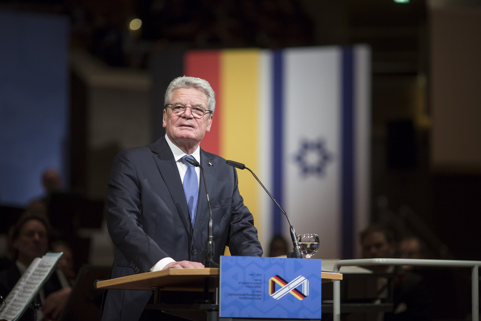 Bundespräsident Joachim Gauck bei seiner Rede beim Festakt zum 50. Jahrestag der Aufnahme diplomatischer Beziehungen zwischen Deutschland und Israel in der Berliner Philharmonie anlässlich des Staatsbesuchs des israelischen Präsidenten Reuven Rivlin 