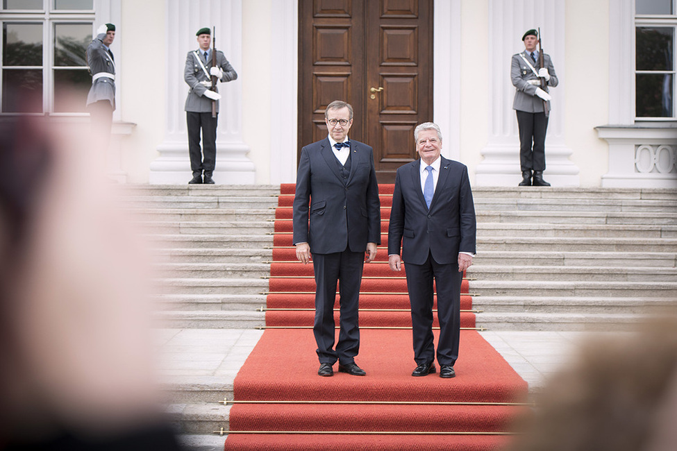 Bundespräsident Joachim Gauck bei der Begrüßung des estnischen Präsidenten Toomas Hendrik Ilves anlässlich des Staatsbesuchs des Präsidenten der Republik Estland