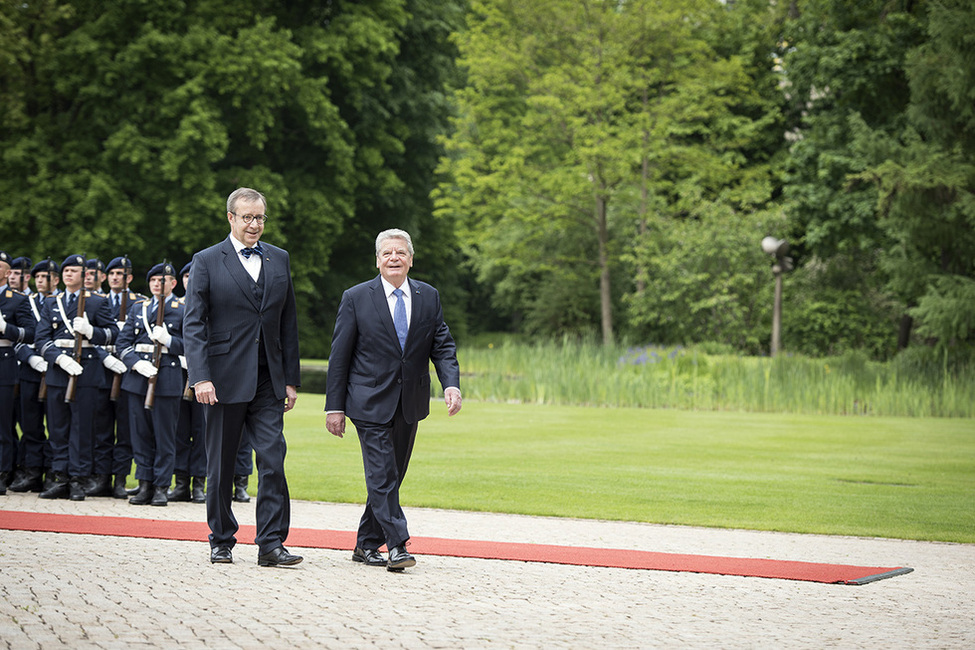 Bundespräsident Joachim Gauck begrüßt den estnischen Präsidenten Toomas Hendrik Ilves in Schloss Bellevue mit militärischen Ehren anlässlich des Staatsbesuchs des Präsidenten der Republik Estland