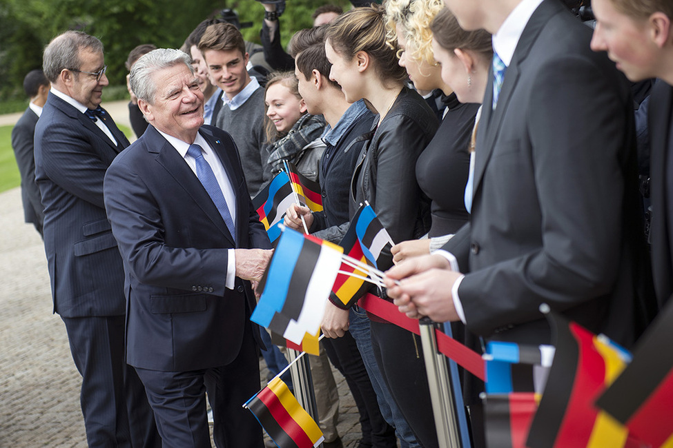 Bundespräsident Joachim Gauck und der estnische Präsident Toomas Hendrik Ilves bei der Begegnung mit Schülern des Humboldt-Gymnasiums, Berlin-Reinickendorf, in Schloss Bellevue anlässlich des Staatsbesuchs