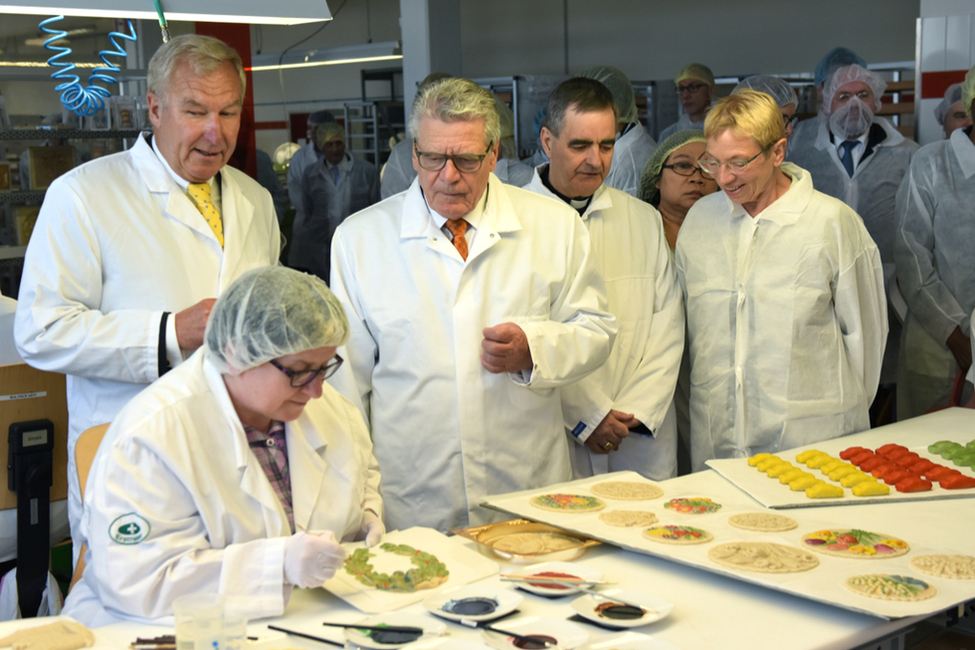Bundespräsident Joachim Gauck bei dem Besuch der Firma Niederegger in Lübeck anlässlich der Informations- und Begegnungsreise mit dem Diplomatischen Korps und den Missionschefs nach Schleswig-Holstein