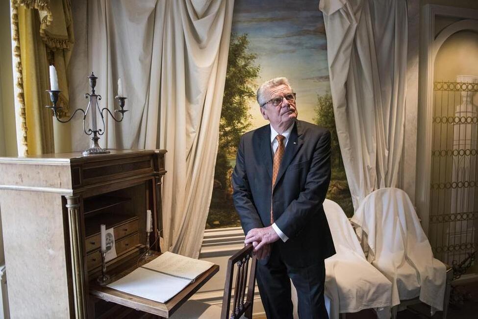 Bundespräsident Joachim Gauck beim Besuch im Buddenbrookhaus in Lübeck anlässlich der Informations- und Begegnungsreise mit dem Diplomatischen Korps und den Missionschefs nach Schleswig-Holstein