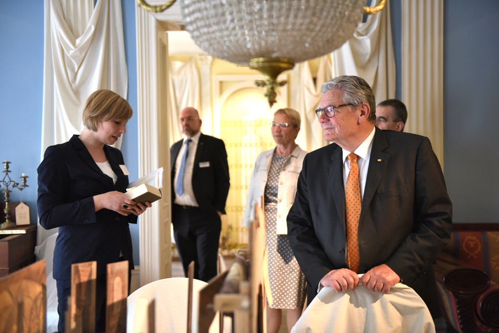 Bundespräsident Joachim Gauck beim Besuch im Buddenbrookhaus in Lübeck anlässlich der Informations- und Begegnungsreise mit dem Diplomatischen Korps und den Missionschefs nach Schleswig-Holstein