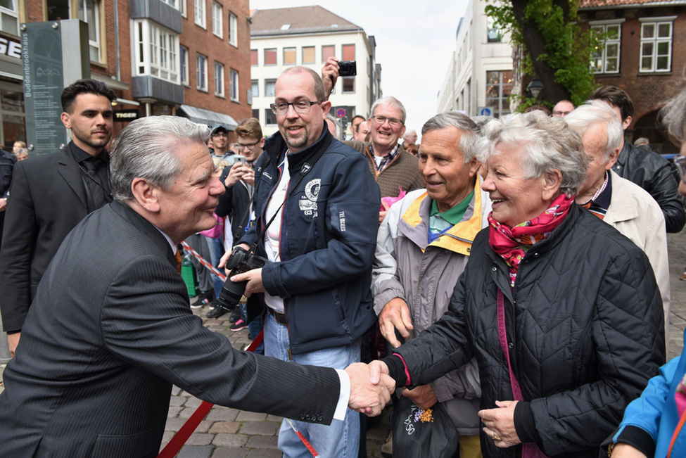 Bundespräsident Joachim Gauck beim Gang durch die Lübecker Altstadt anlässlich der Informations- und Begegnungsreise mit dem Diplomatischen Korps und den Missionschefs nach Schleswig-Holstein