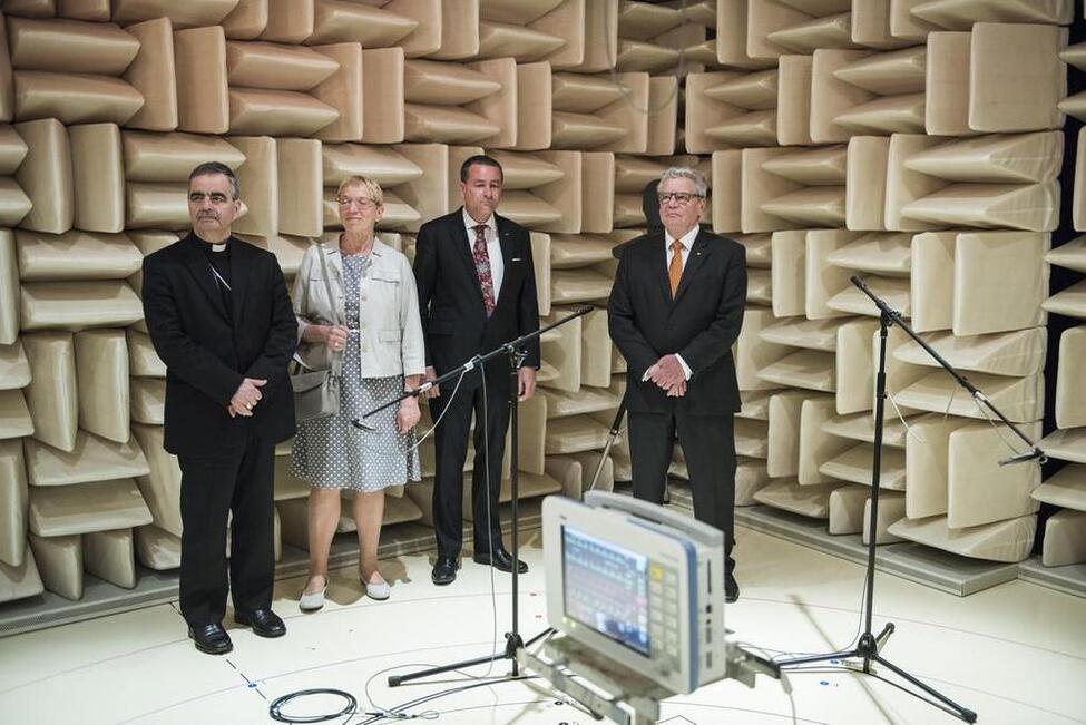 Bundespräsident Joachim Gauck beim Besuch des Test Centers der Firma Dräger in Lübeck anlässlich der Begegnungsreise mit dem Diplomatischen Korps und den Missionschefs 