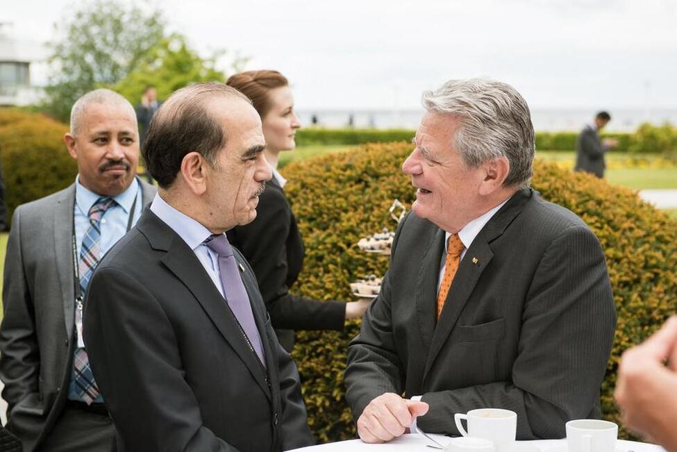 Bundespräsident Joachim Gauck im Austausch mit einem Diplomaten in Travemünde anlässlich der Informations- und Begegnungsreise mit dem Diplomatischen Korps und den Missionschefs nach Schleswig-Holstein