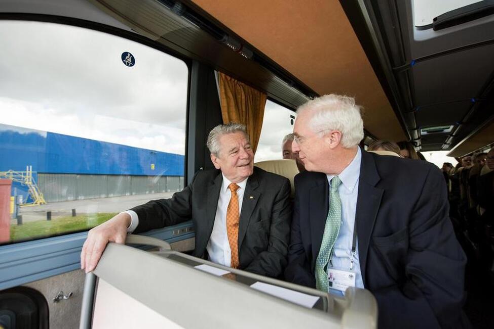 Bundespräsident Joachim Gauck beim Gespräch mit einem Diplomaten im Bus anlässlich der Informations- und Begegnungsreise mit dem Diplomatischen Korps und den Missionschefs nach Schleswig-Holstein