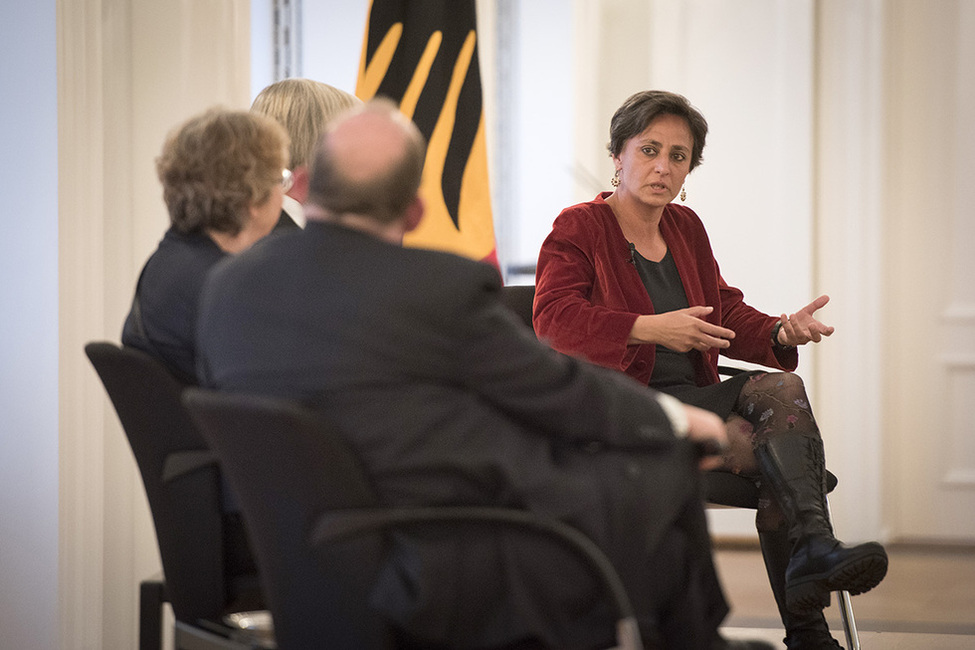 Denis Scheck im Gespräch mit den Übersetzern Leila Chammaa, Frank Günther und Rosemarie Tietze bei einem Abend zur Würdigung der Kunst des literarischen Übersetzens im Großen Saal in Schloss Bellevue  