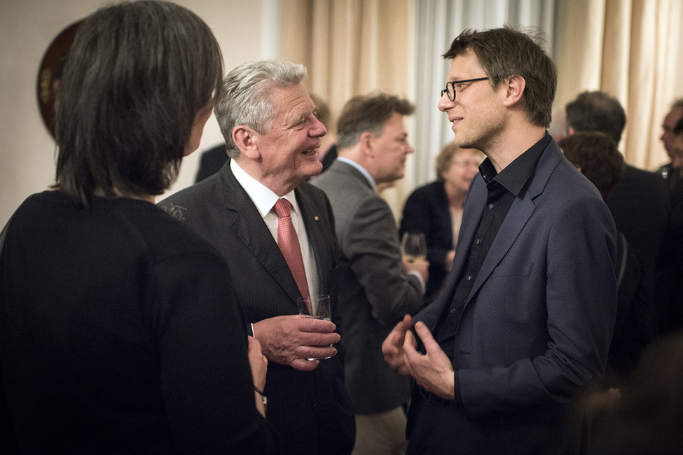 Bundespräsident Joachim Gauck im Gespräch mit dem Lyriker und Übersetzer Jan Wagner bei einem Abend zur Würdigung der Kunst des literarischen Übersetzens in Schloss Bellevue  