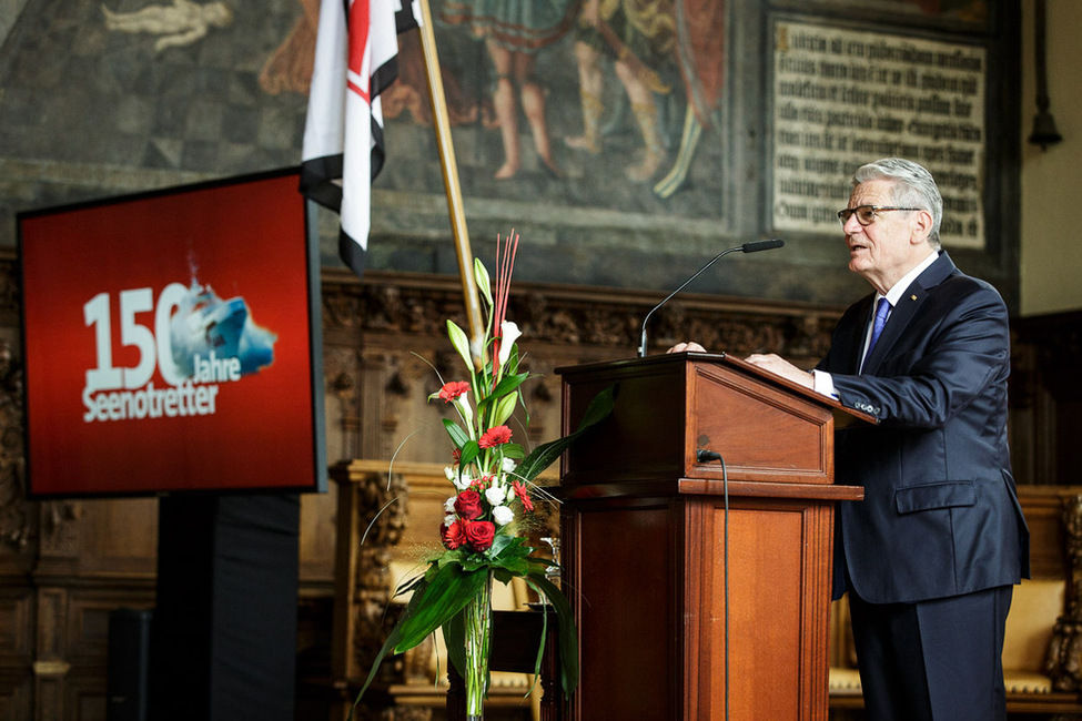 Bundespräsident Joachim Gauck hält eine Rede im Rathaus in Bremen anlässlich des Festaktes zu 150 Jahre Deutsche Gesellschaft zur Rettung Schiffbrüchiger