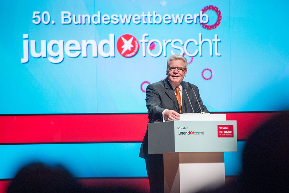 Bundespräsident Joachim Gauck hält eine Rede bei der Preisverleihung zum 50. Bundeswettbewerb "Jugend forscht" im BASF Feierabendhaus in Ludwigshafen