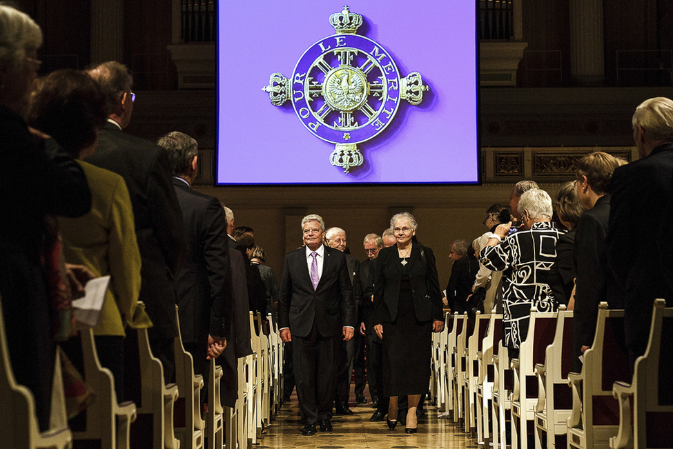 Bundespräsident Joachim Gauck zieht nach der öffentlichen Sitzung des Ordens Pour le mérite für Wissenschaften und Künste gemeinsam mit der Ordenskanzlerin Christiane Nüsslein-Vollhardt und den Ordensträgern aus dem Berliner Konzerthaus aus