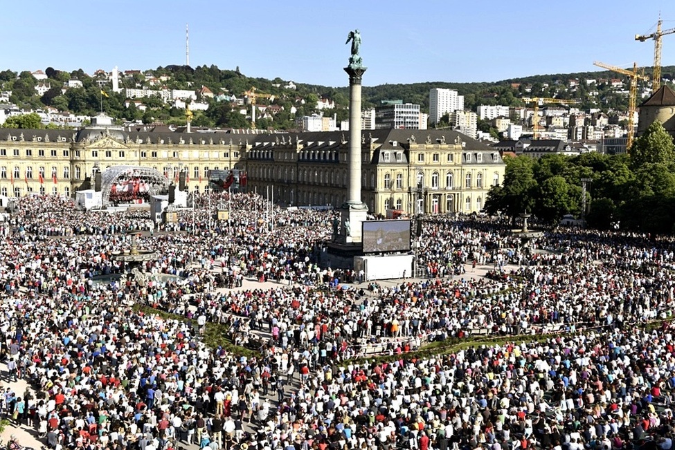 Menschen auf dem Stuttgarter Schlossplatz anlässlich des 35. Deutschen Evangelischen Kirchentages