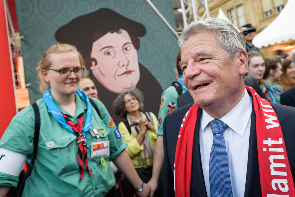 Bundespräsident Joachim Gauck begegnet Bürgern auf dem Stuttgarter Schlossplatz beim 35. Deutschen Evangelischen Kirchentag