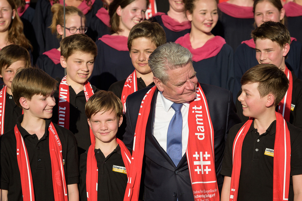 Bundespräsident Joachim Gauck begegnet Kindern und Jugendlichen auf dem Stuttgarter Schlossplatz anlässlich des 35. Deutschen Evangelischen Kirchentages