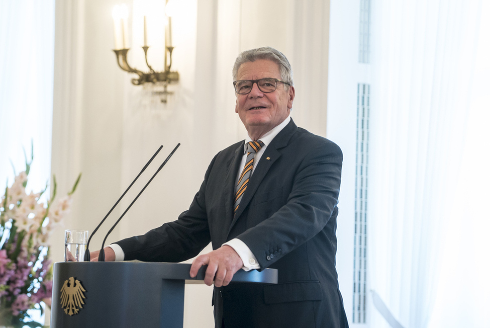 Bundespräsident Joachim Gauck hält eine Rede im Großen Saal in Schloss Bellevue bei der Verleihung des Verdienstordens der Bundesrepublik Deutschland an junge ehrenamtlich Engagierte