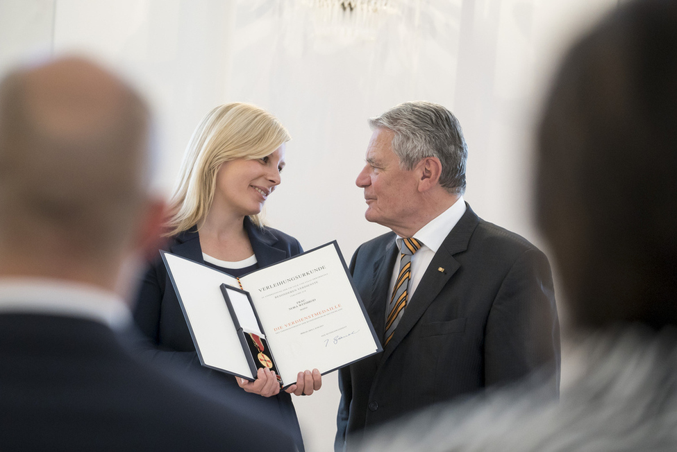 Bundespräsident Joachim Gauck übergibt den Verdienstorden der Bundesrepublik Deutschland an die junge ehrenamtlich Engagierte Nora Weisbrod im Großen Saal in Schloss Bellevue  