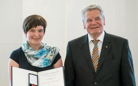 Bundespräsident Joachim Gauck übergibt den Verdienstorden der Bundesrepublik Deutschland an die junge ehrenamtlich Engagierte Bettina Reiss Semmler im Großen Saal in Schloss Bellevue  