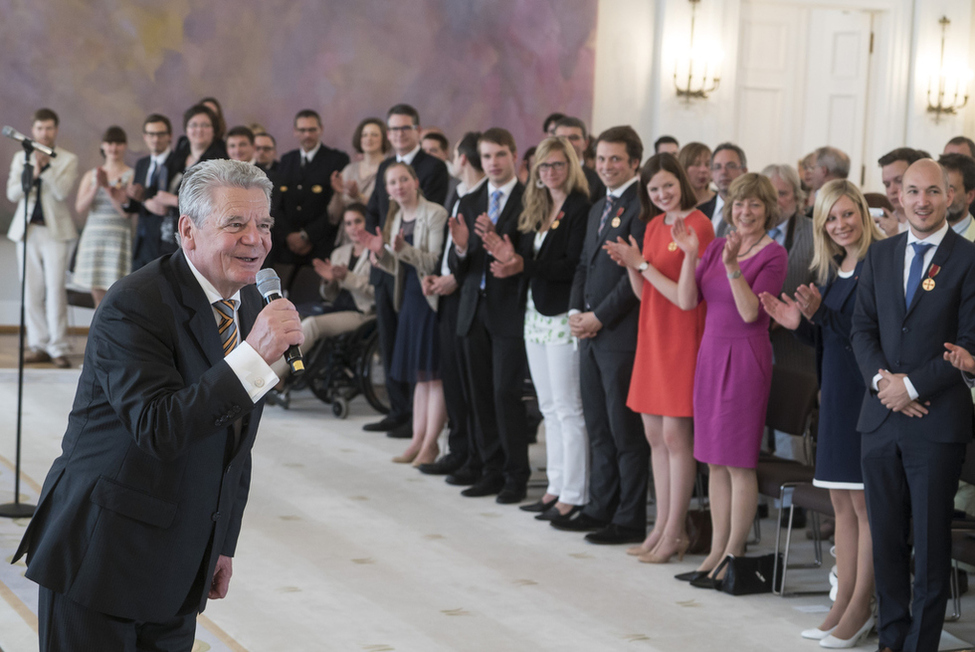 Bundespräsident Joachim Gauck gratuliert den Ordensträgern im Großen Saal von Schloss Bellevue nach der Verleihung des Verdienstordens der Bundesrepublik Deutschland an junge ehrenamtlich Engagierte