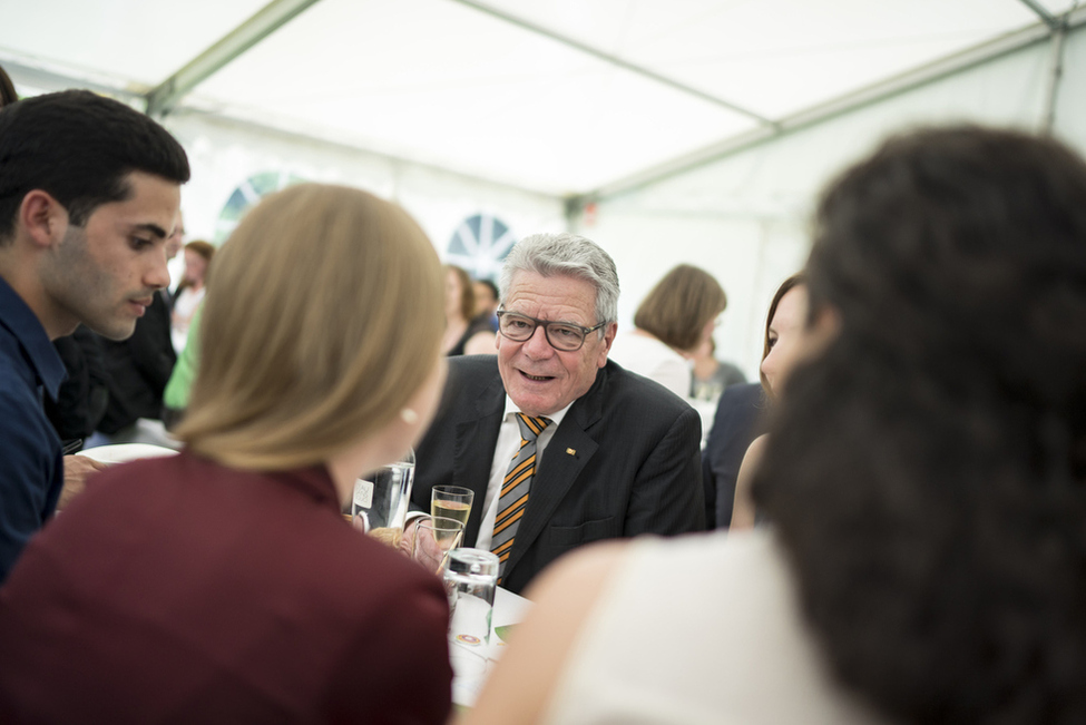 Bundespräsident Joachim Gauck beim Gespräch mit Ordensträgern und Gästen während des Empfangs im Schlosspark von Schloss Bellevue anlässlich der Verleihung des Verdienstordens der Bundesrepublik Deutschland an junge ehrenamtlich Engagierte